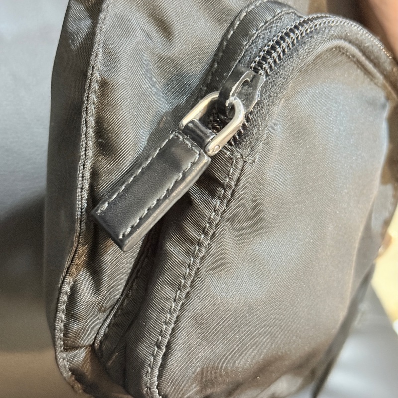 9新✨好看又好用的🖤PRADA 經典黑色尼龍 胸口包 腰包 斜背包-36