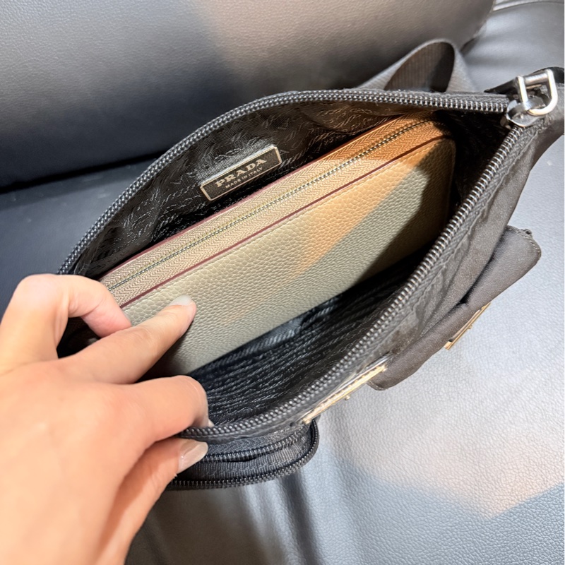 9新✨好看又好用的🖤PRADA 經典黑色尼龍 胸口包 腰包 斜背包-39