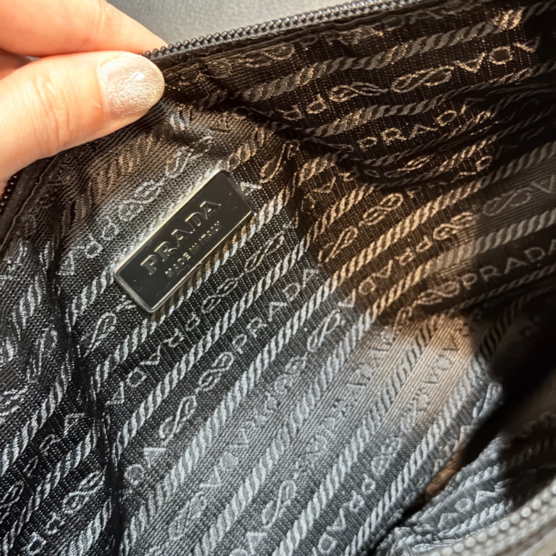 9新✨好看又好用的🖤PRADA 經典黑色尼龍 胸口包 腰包 斜背包-42