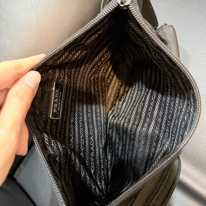 9新✨好看又好用的🖤PRADA 經典黑色尼龍 胸口包 腰包 斜背包-43