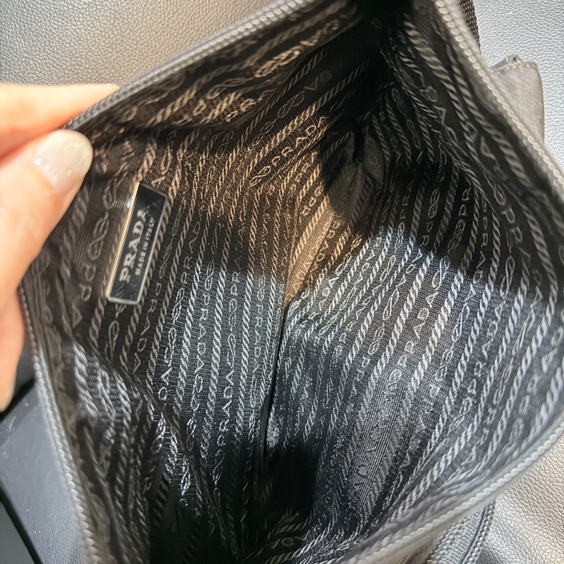 9新✨好看又好用的🖤PRADA 經典黑色尼龍 胸口包 腰包 斜背包-44