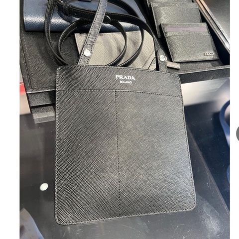 9新✨輕鬆出門超方便的PRADA斜背包 黑色防刮牛皮材質  手機 護照 鈔票 信用卡可放