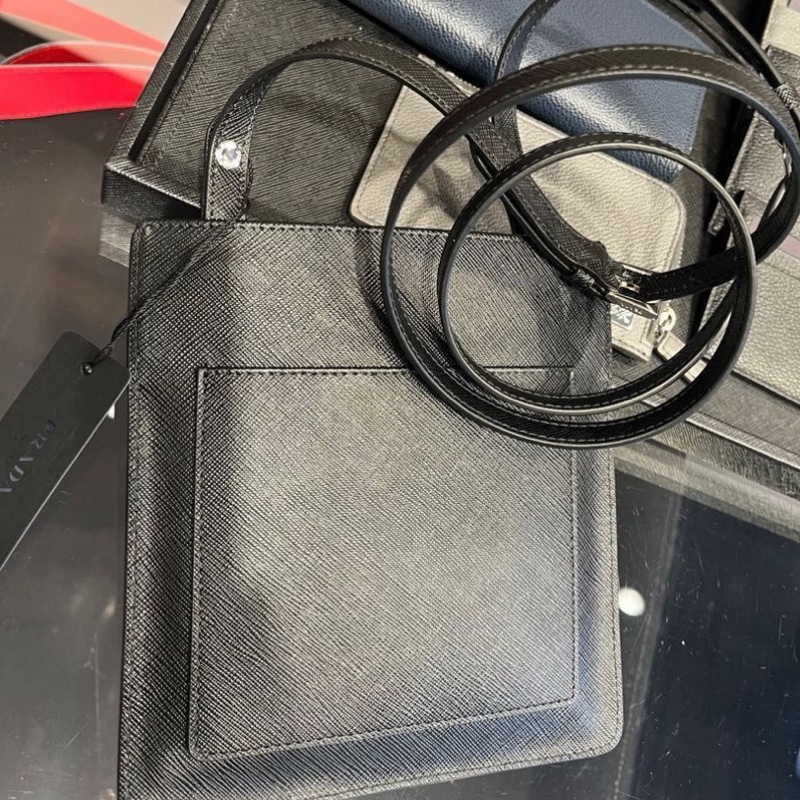 9新✨輕鬆出門超方便的PRADA斜背包 黑色防刮牛皮材質 手機 護照 鈔票 信用卡可放-2