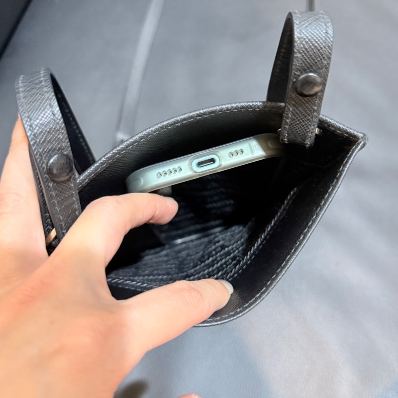 9新✨輕鬆出門超方便的PRADA斜背包 黑色防刮牛皮材質 手機 護照 鈔票 信用卡可放-3