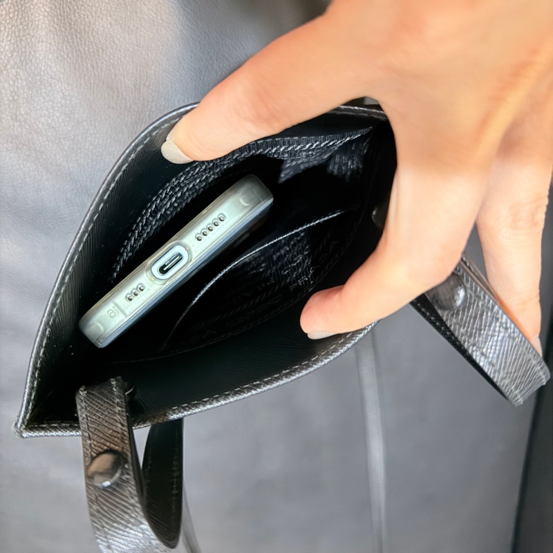 9新✨輕鬆出門超方便的PRADA斜背包 黑色防刮牛皮材質 手機 護照 鈔票 信用卡可放-4