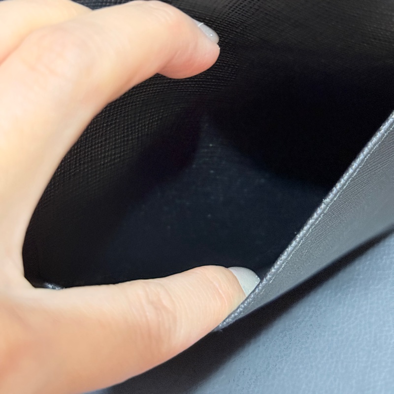 9新✨輕鬆出門超方便的PRADA斜背包 黑色防刮牛皮材質 手機 護照 鈔票 信用卡可放-6