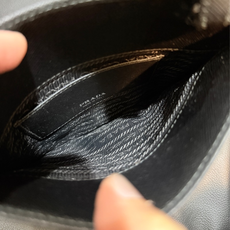 9新✨輕鬆出門超方便的PRADA斜背包 黑色防刮牛皮材質 手機 護照 鈔票 信用卡可放-7