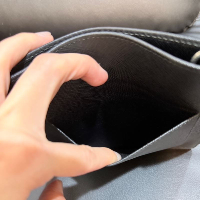 9新✨輕鬆出門超方便的PRADA斜背包 黑色防刮牛皮材質 手機 護照 鈔票 信用卡可放-8