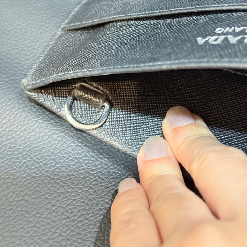 9新✨輕鬆出門超方便的PRADA斜背包 黑色防刮牛皮材質 手機 護照 鈔票 信用卡可放-10