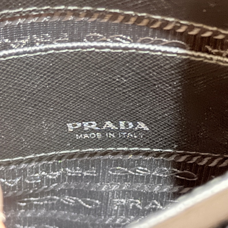 9新✨輕鬆出門超方便的PRADA斜背包 黑色防刮牛皮材質 手機 護照 鈔票 信用卡可放-11