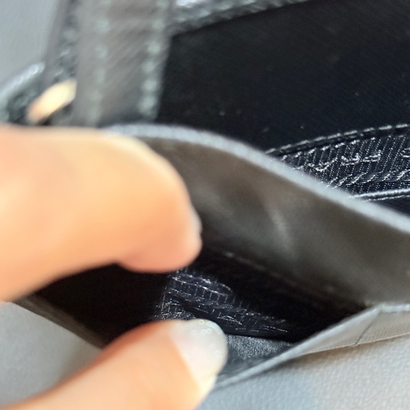 9新✨輕鬆出門超方便的PRADA斜背包 黑色防刮牛皮材質 手機 護照 鈔票 信用卡可放-14