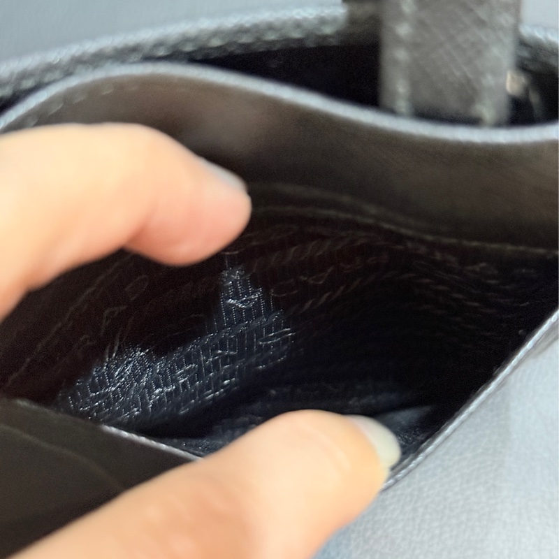 9新✨輕鬆出門超方便的PRADA斜背包 黑色防刮牛皮材質 手機 護照 鈔票 信用卡可放-15