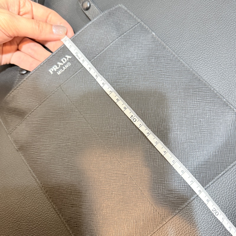 9新✨輕鬆出門超方便的PRADA斜背包 黑色防刮牛皮材質 手機 護照 鈔票 信用卡可放-16