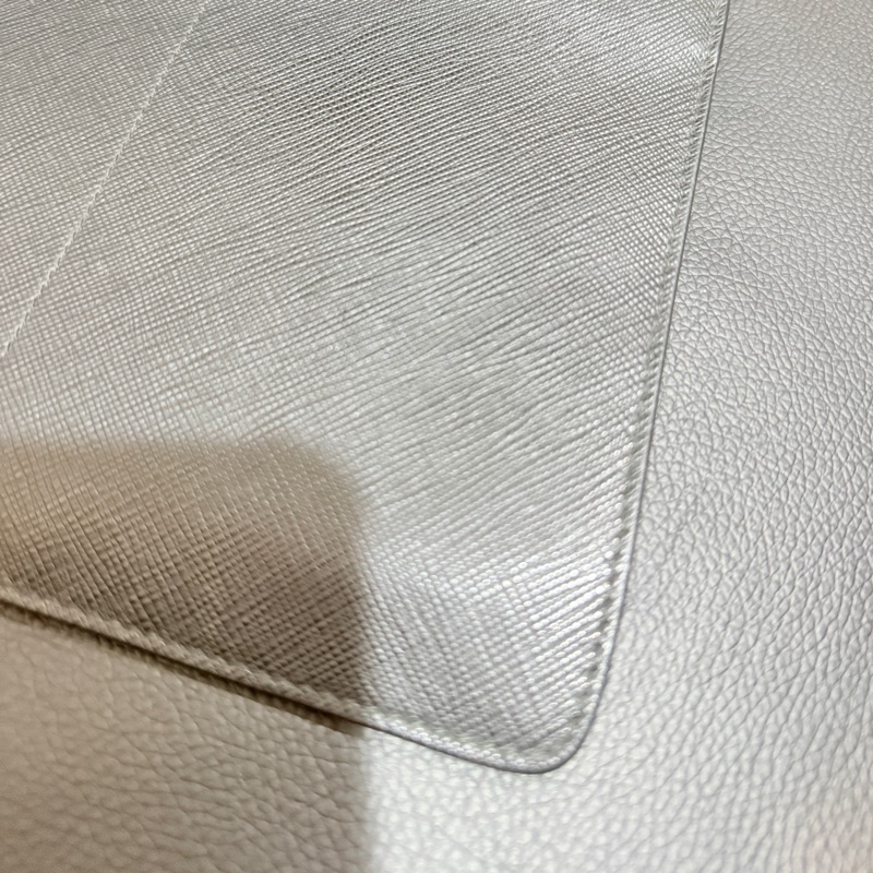 9新✨輕鬆出門超方便的PRADA斜背包 黑色防刮牛皮材質 手機 護照 鈔票 信用卡可放-18