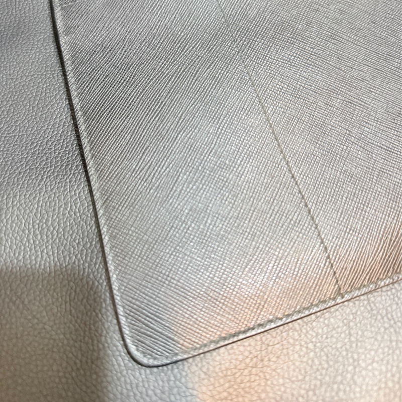 9新✨輕鬆出門超方便的PRADA斜背包 黑色防刮牛皮材質 手機 護照 鈔票 信用卡可放-19