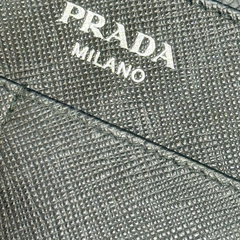 9新✨輕鬆出門超方便的PRADA斜背包 黑色防刮牛皮材質 手機 護照 鈔票 信用卡可放-20
