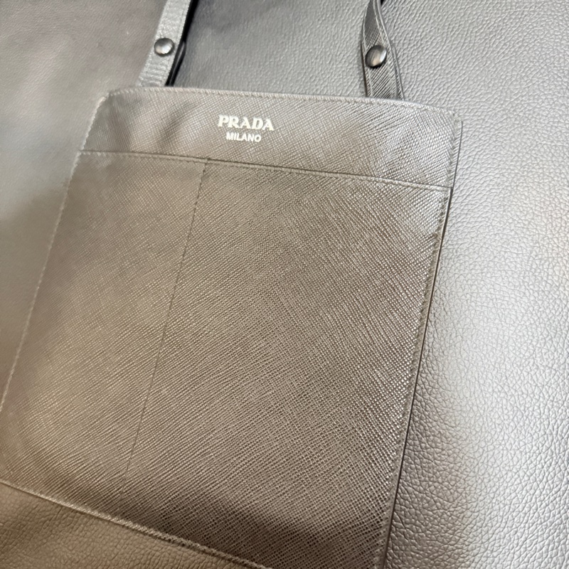 9新✨輕鬆出門超方便的PRADA斜背包 黑色防刮牛皮材質 手機 護照 鈔票 信用卡可放-22