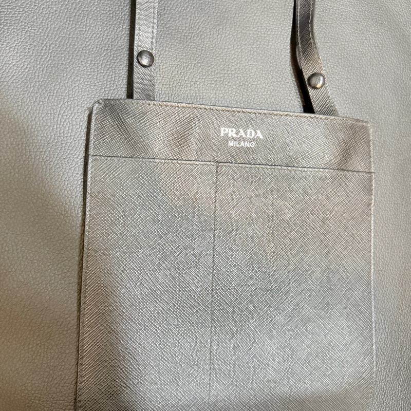9新✨輕鬆出門超方便的PRADA斜背包 黑色防刮牛皮材質 手機 護照 鈔票 信用卡可放-23