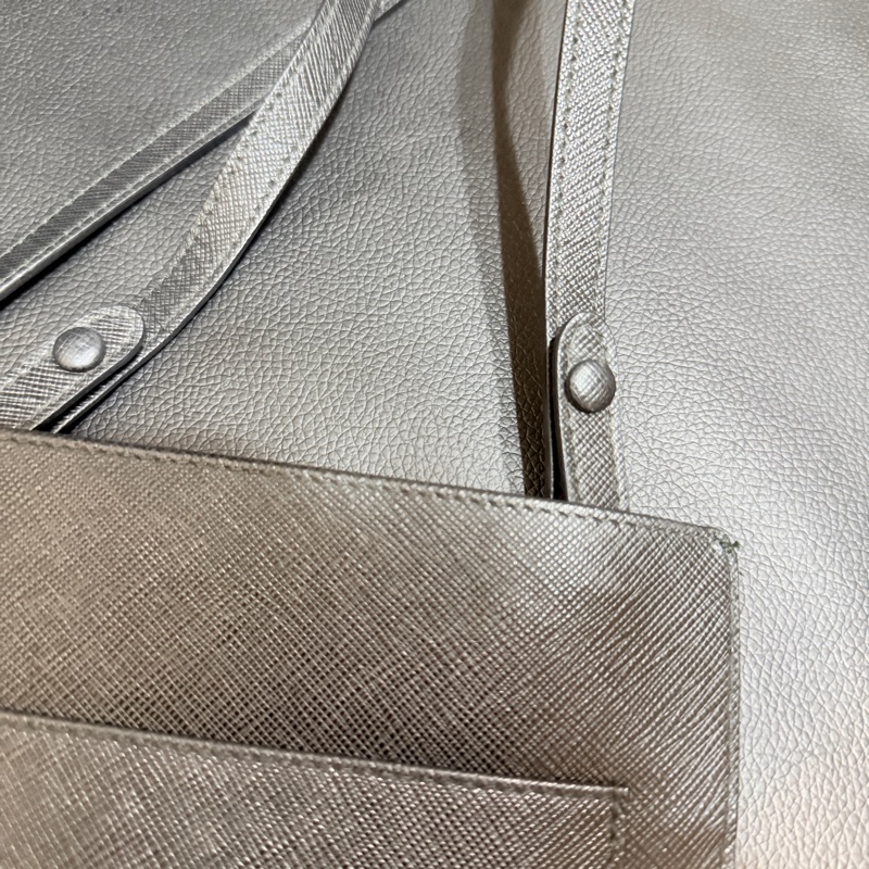 9新✨輕鬆出門超方便的PRADA斜背包 黑色防刮牛皮材質 手機 護照 鈔票 信用卡可放-25