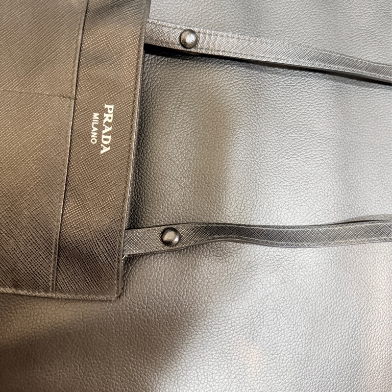 9新✨輕鬆出門超方便的PRADA斜背包 黑色防刮牛皮材質 手機 護照 鈔票 信用卡可放-26