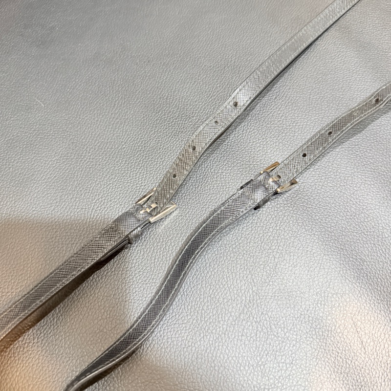 9新✨輕鬆出門超方便的PRADA斜背包 黑色防刮牛皮材質 手機 護照 鈔票 信用卡可放-27