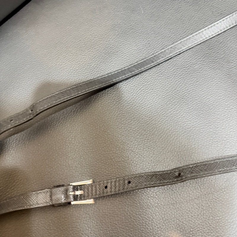 9新✨輕鬆出門超方便的PRADA斜背包 黑色防刮牛皮材質 手機 護照 鈔票 信用卡可放-28