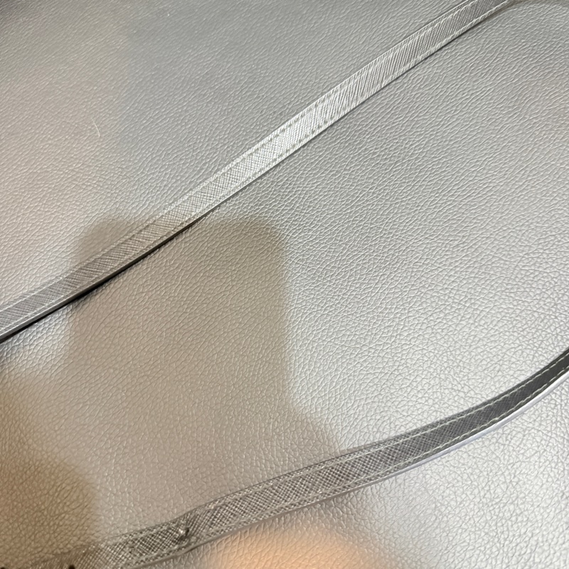 9新✨輕鬆出門超方便的PRADA斜背包 黑色防刮牛皮材質 手機 護照 鈔票 信用卡可放-29