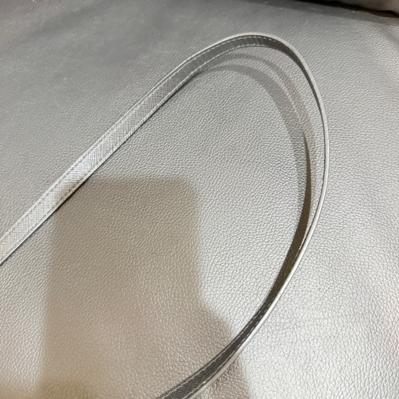 9新✨輕鬆出門超方便的PRADA斜背包 黑色防刮牛皮材質 手機 護照 鈔票 信用卡可放-30