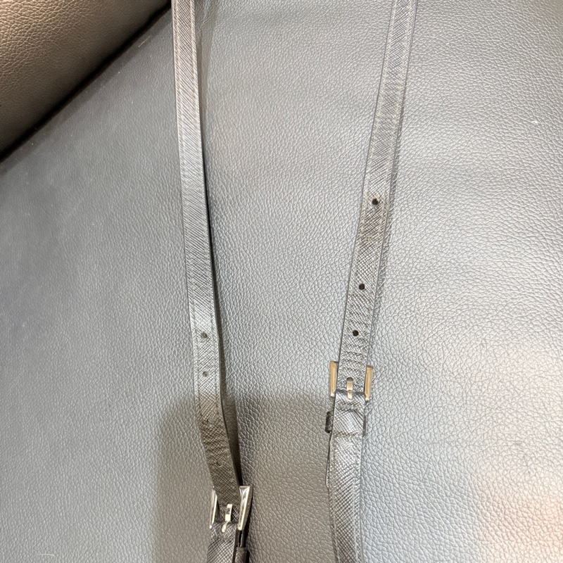 9新✨輕鬆出門超方便的PRADA斜背包 黑色防刮牛皮材質 手機 護照 鈔票 信用卡可放-31