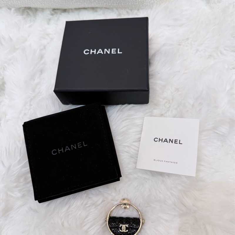 Chanel/ 黑金菱格紋包包造型胸針-0