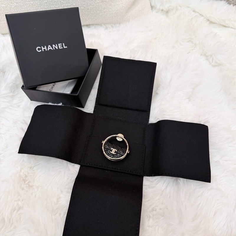 Chanel/ 黑金菱格紋包包造型胸針-1