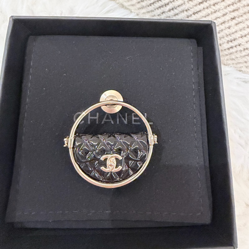 Chanel/ 黑金菱格紋包包造型胸針-2