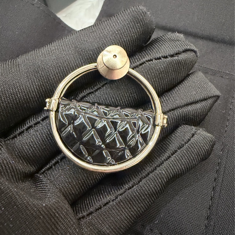 Chanel/ 黑金菱格紋包包造型胸針-3