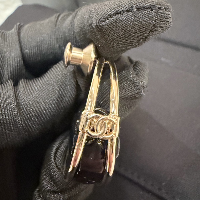 Chanel/ 黑金菱格紋包包造型胸針-4