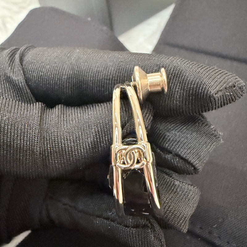 Chanel/ 黑金菱格紋包包造型胸針-5