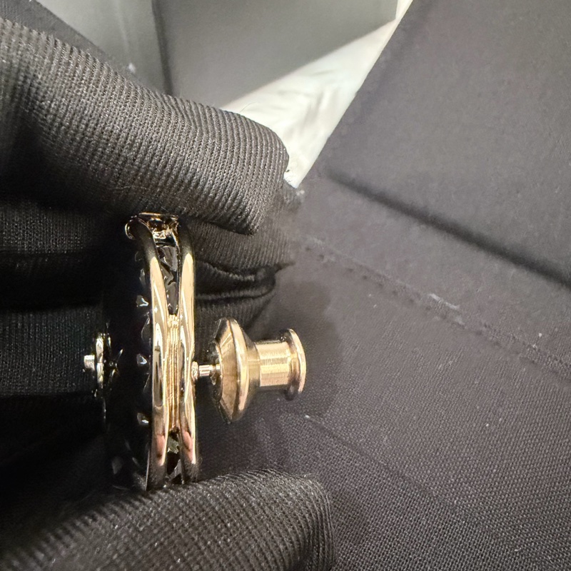 Chanel/ 黑金菱格紋包包造型胸針-6