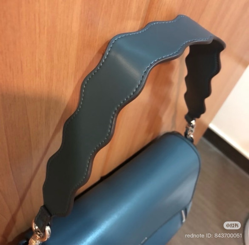 Charles & Keith 小ck 藏青藍兩用多功能肩背包-3