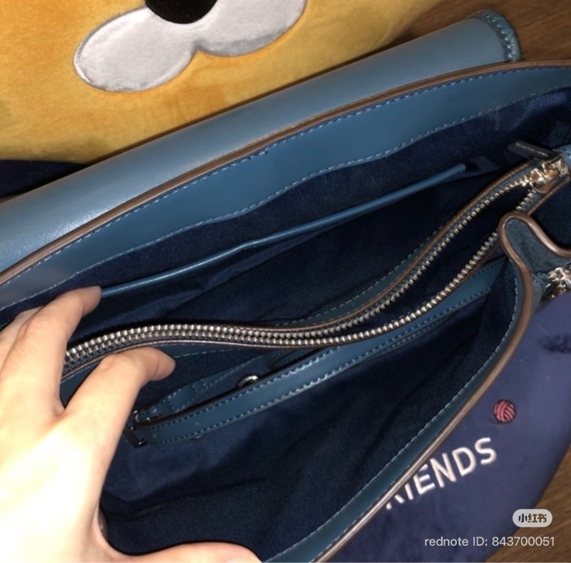 Charles & Keith 小ck 藏青藍兩用多功能肩背包-15