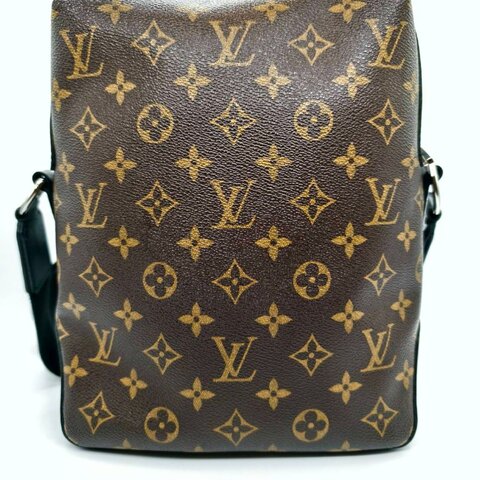 LV 男生日字老花斜背包 (22X11X27)