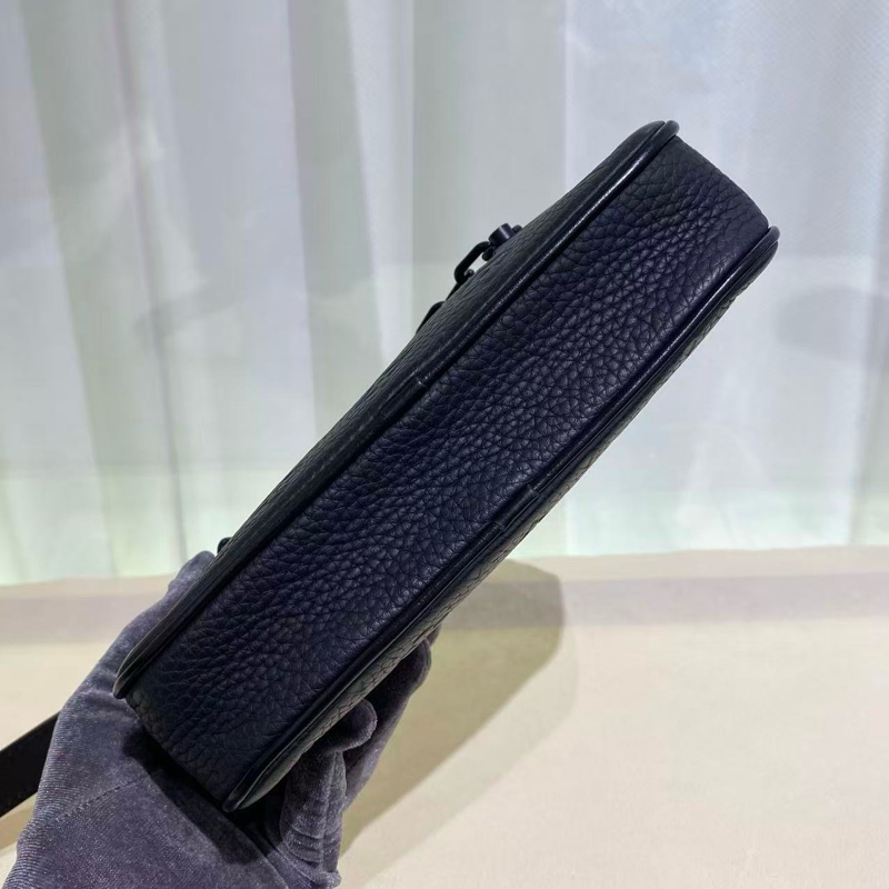 LOUIS VUITTON LV黑色壓紋手拿包可DIY肩带-3