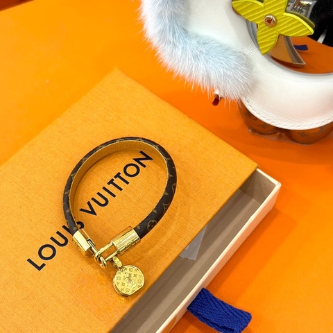 LOUIS VUITTON 圆饼包坠饰手环
