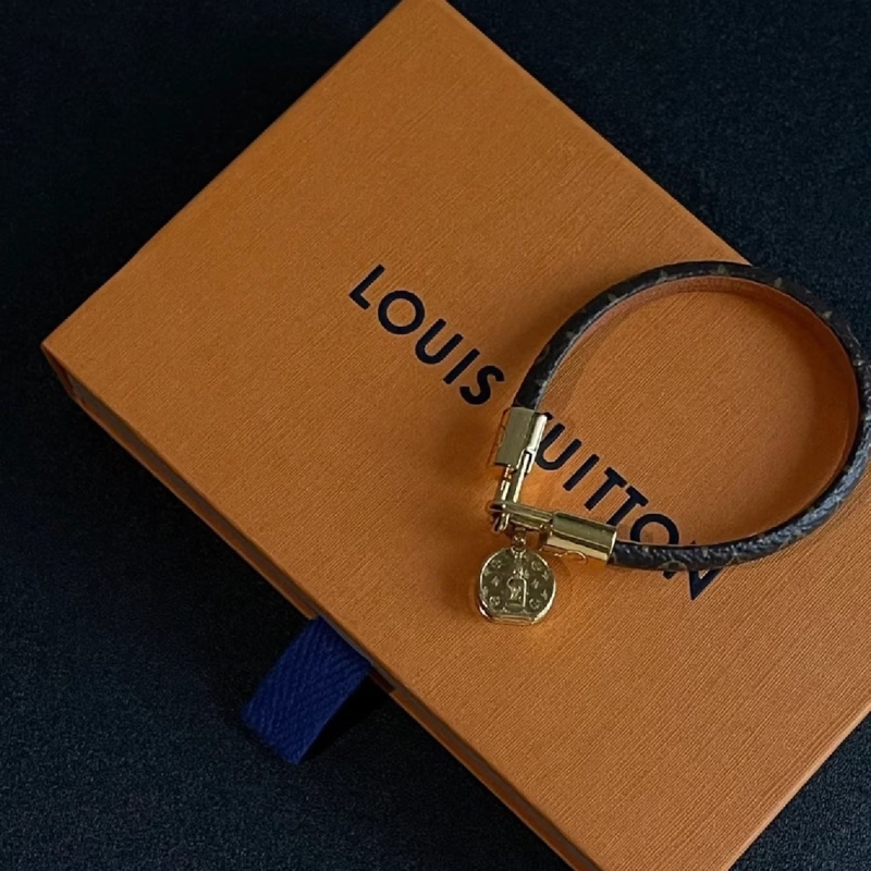LOUIS VUITTON 圆饼包坠饰手环-4