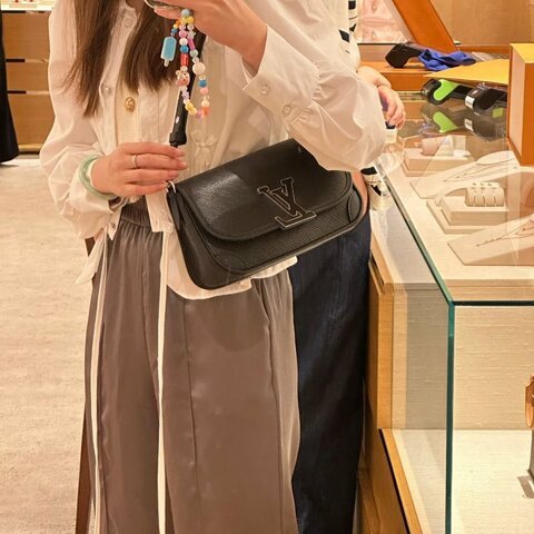 ️LV 黑色銀扣水波紋法棍肩背斜背包芯片款24*15*9 98新配件塵袋