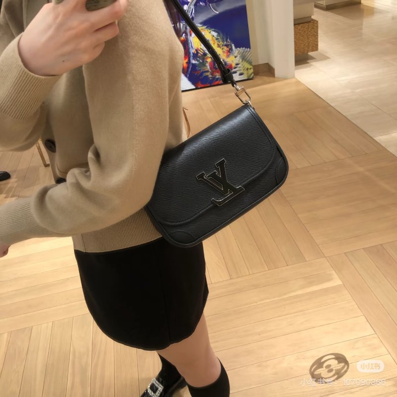 ️LV 黑色銀扣水波紋法棍肩背斜背包芯片款24*15*9 98新配件塵袋-1