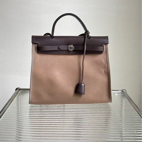 新到：爱马仕/Hermes herbag31乌木色 皮也是深棕乌木色， 手提斜挎单肩随心切换 ，尺寸：31*25