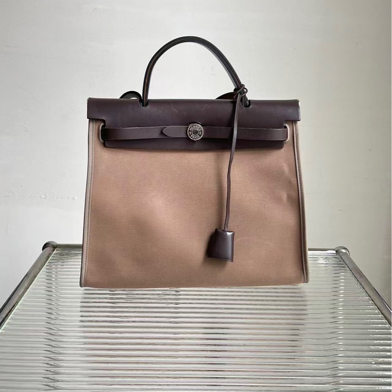🔥新到：98新愛馬仕/Hermes herbag31烏木色 皮也是深棕烏木色， 手提斜挎單肩隨心所欲切換 ，尺寸：31*25-0