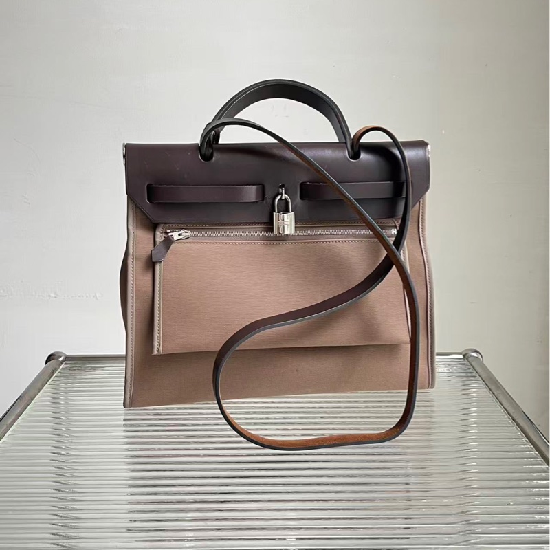 🔥新到：98新愛馬仕/Hermes herbag31烏木色 皮也是深棕烏木色， 手提斜挎單肩隨心所欲切換 ，尺寸：31*25-1