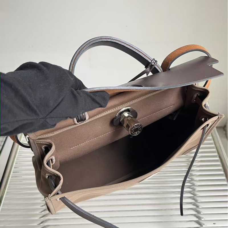 🔥新到：98新愛馬仕/Hermes herbag31烏木色 皮也是深棕烏木色， 手提斜挎單肩隨心所欲切換 ，尺寸：31*25-6