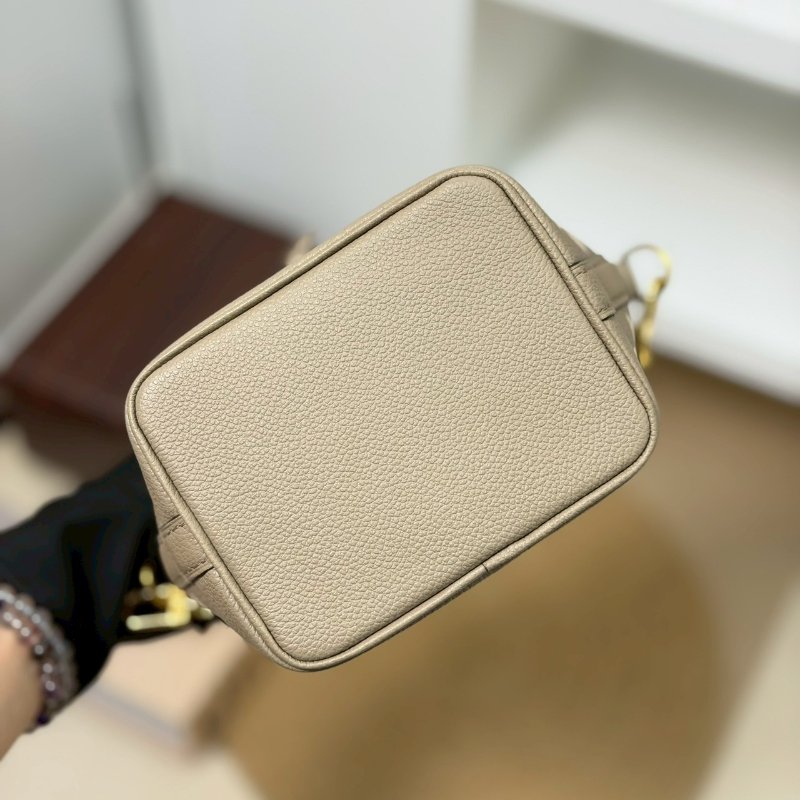 (每次上架都秒售❤️🔥)🏷LV 路易威登.Nano Noe 雙色迷你水桶包 斑鳩灰 芯片款-12