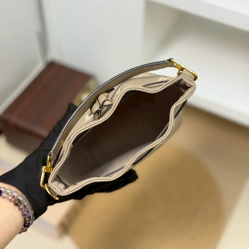 (每次上架都秒售❤️🔥)🏷LV 路易威登.Nano Noe 雙色迷你水桶包 斑鳩灰 芯片款-13